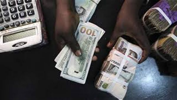 Naira tumbles at parallel market, reaches N600 to dollar