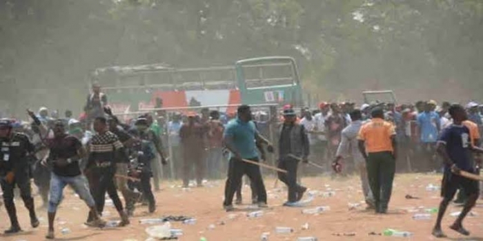 Hardship: Protesters disrupt flow of traffic on Kaduna-Abuja road, steal foodstuffs from trucks